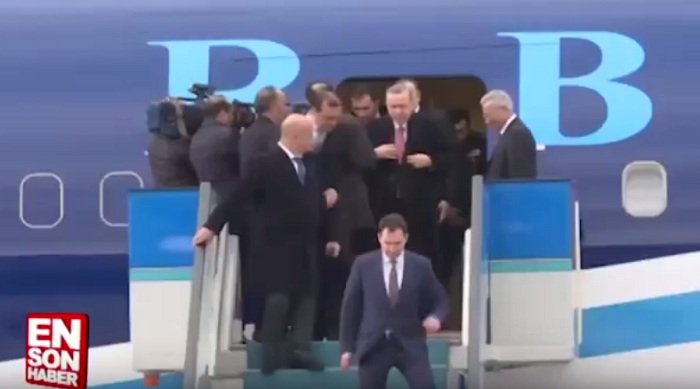 Ərdoğandan Əliyevə qarşılıqlı jest: Təyyarəyə qədər ötürdü - VİDEO